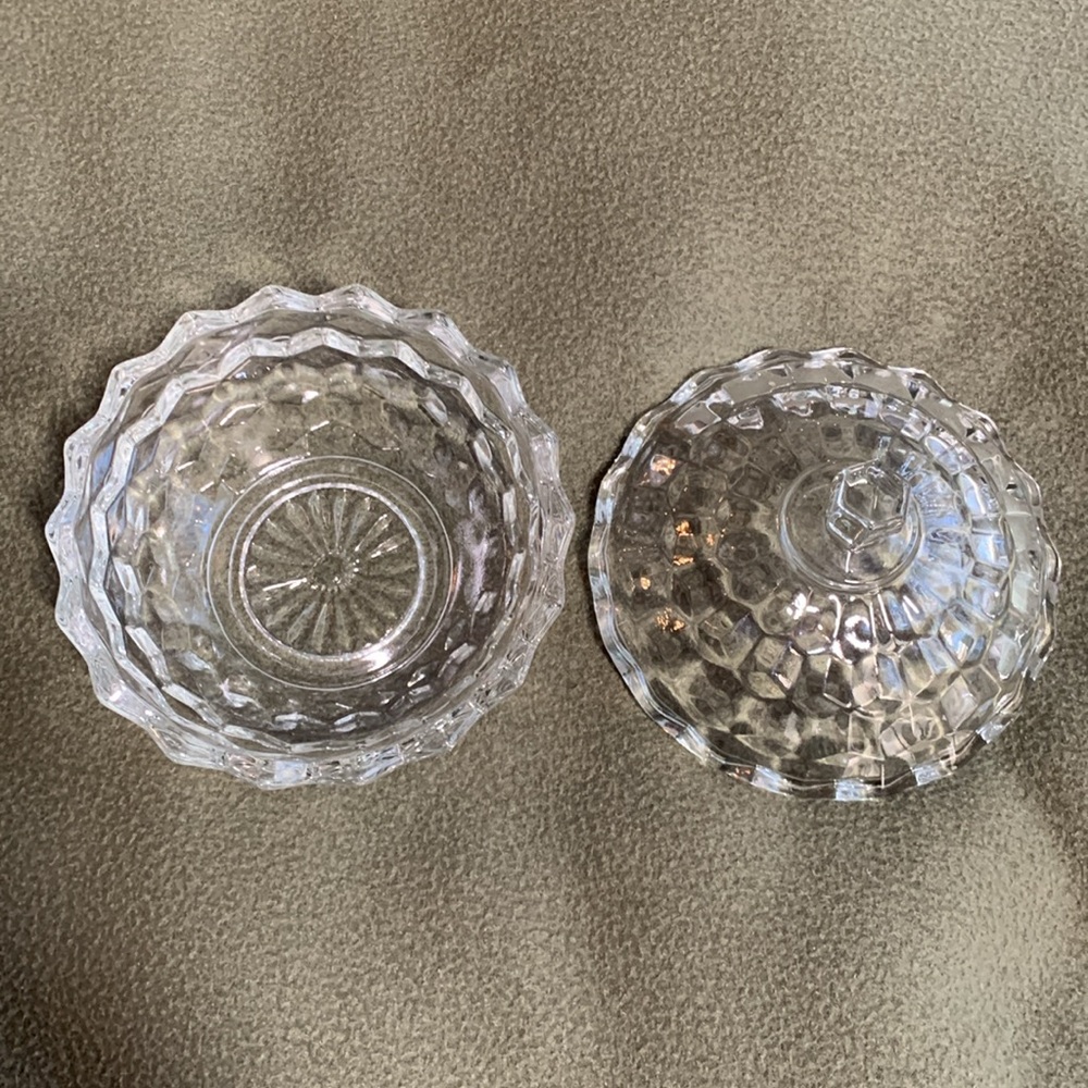 Beautiful crystal candy dish with lid. Approximately 5 1/4” x 5” x 2 1/4” - Picture 3 of 6
